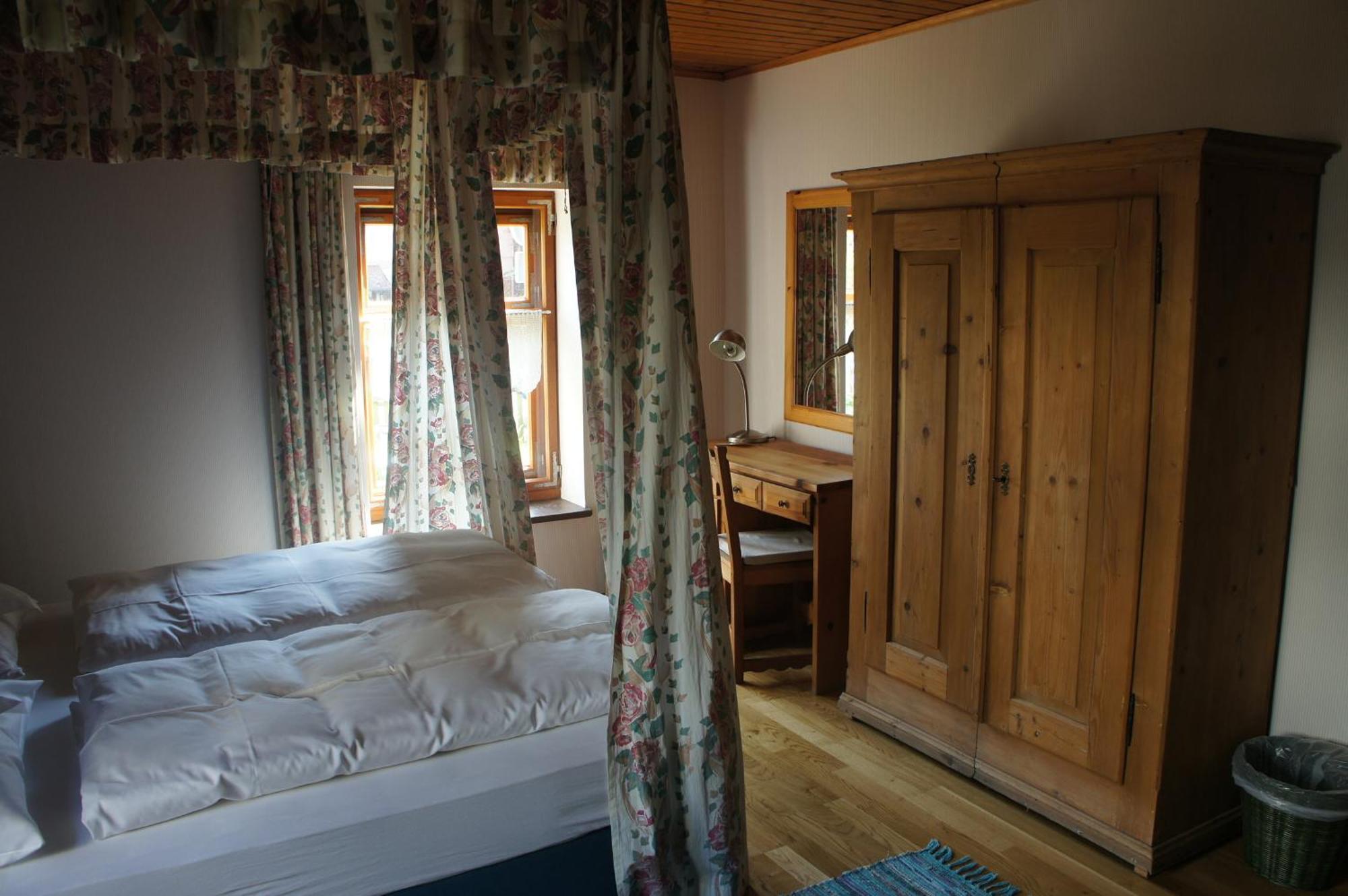 Hotel Schwarzer Adler Ерланген Стая снимка